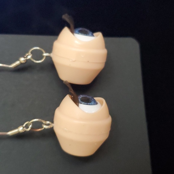 Creepy Dolly Eye Earrings with Lashes. Opens and Closes Eyes - Picture 5 of 9